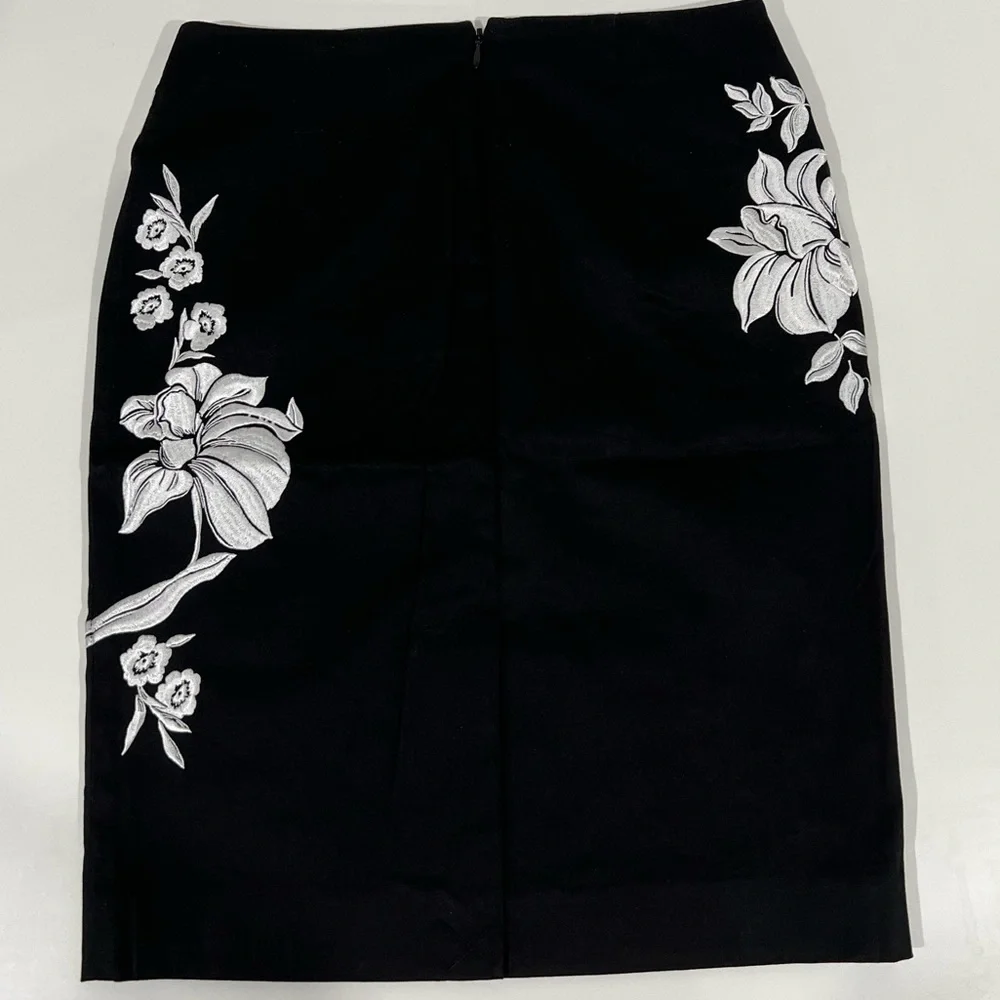 Nwt White House Black Market WHBM Black & White Floral Embroidered Skirt Size 0 - Picture 3 of 5